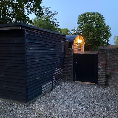 Gatwick Hideaway Hut Hotel Charlwood ภายนอก รูปภาพ