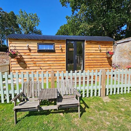 Gatwick Hideaway Hut Hotel Charlwood ภายนอก รูปภาพ