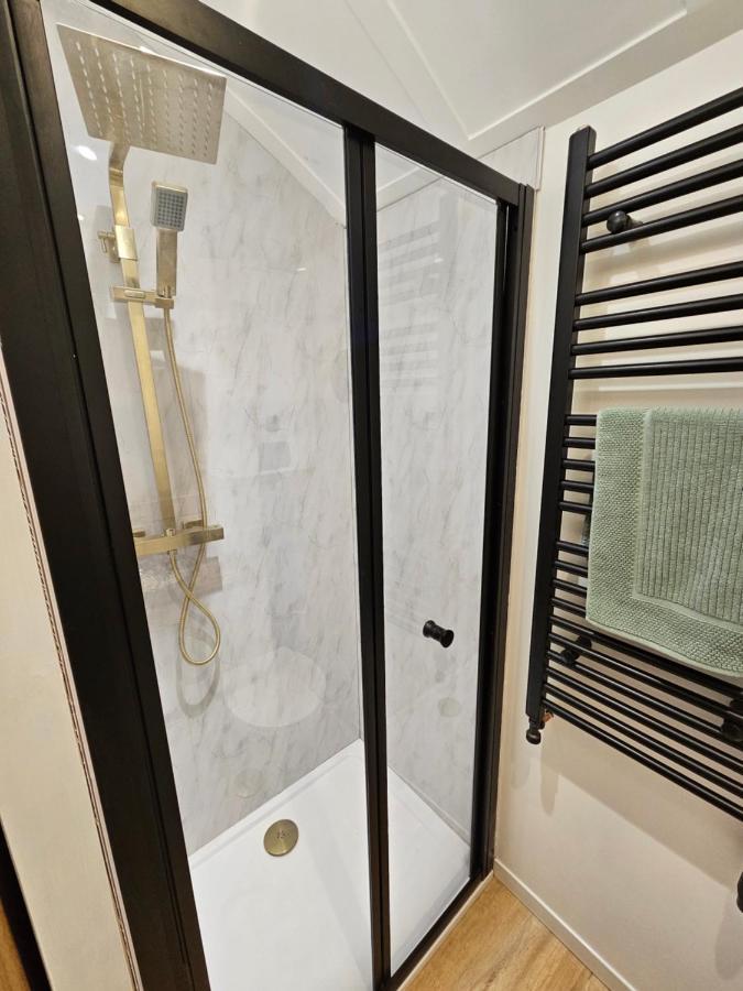 Gatwick Hideaway Hut Hotel Charlwood ภายนอก รูปภาพ