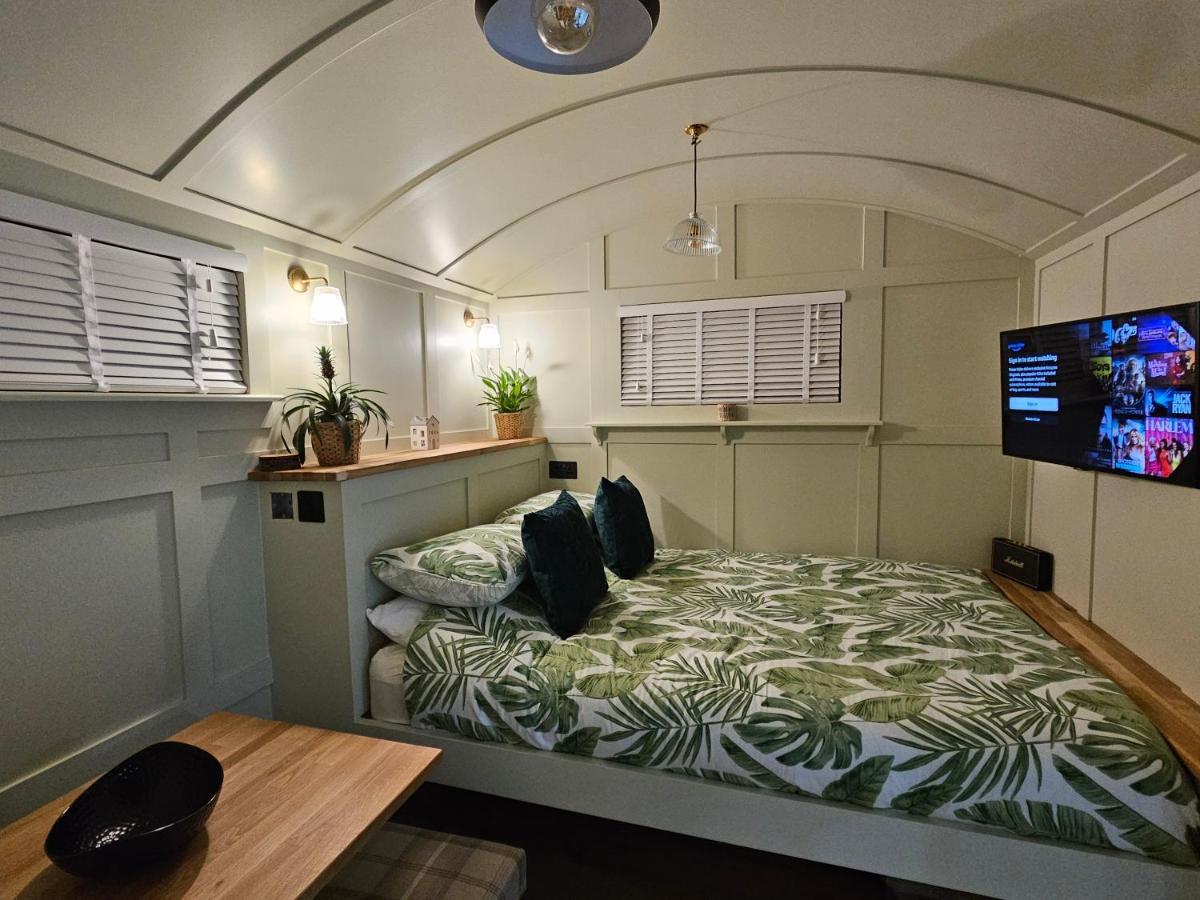 Gatwick Hideaway Hut Hotel Charlwood ภายนอก รูปภาพ