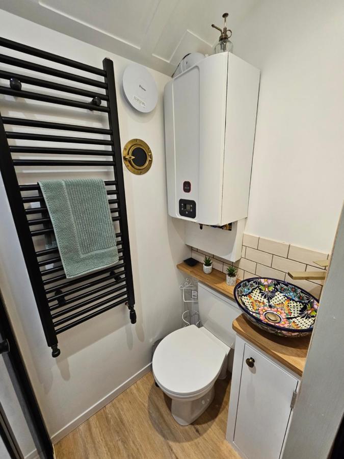 Gatwick Hideaway Hut Hotel Charlwood ภายนอก รูปภาพ