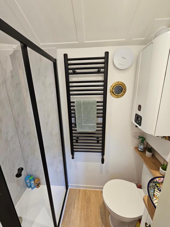 Gatwick Hideaway Hut Hotel Charlwood ภายนอก รูปภาพ