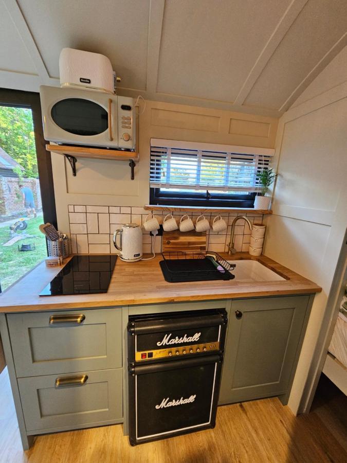 Gatwick Hideaway Hut Hotel Charlwood ภายนอก รูปภาพ