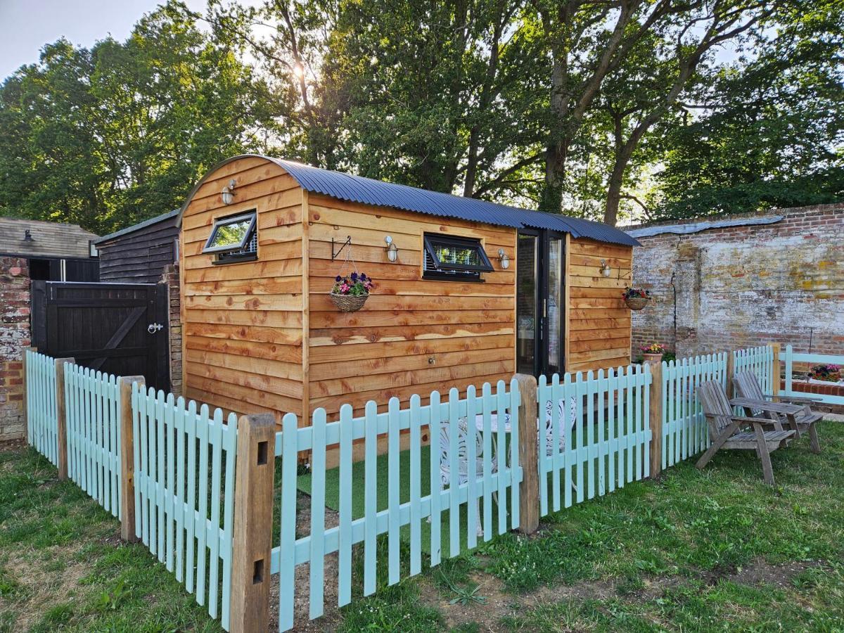 Gatwick Hideaway Hut Hotel Charlwood ภายนอก รูปภาพ