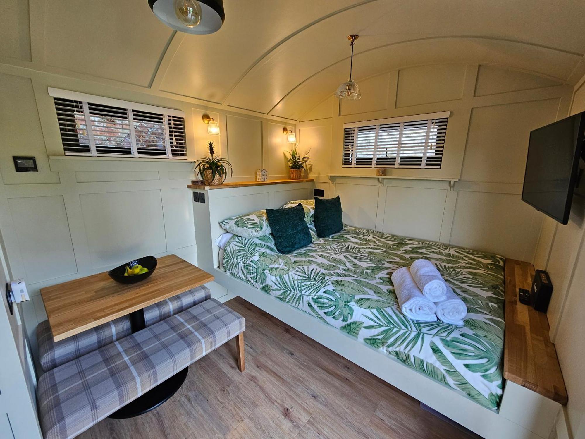 Gatwick Hideaway Hut Hotel Charlwood ภายนอก รูปภาพ